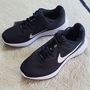 NWT Women's Nike Revolution 6 Size 7.5